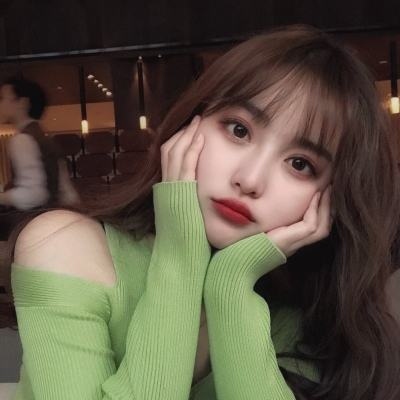 女子吃桃子咬开发现里面一堆树叶