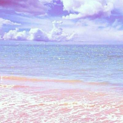 暴雨导致街道积水 眼镜蛇缠在街边住户窗户上“躲避”