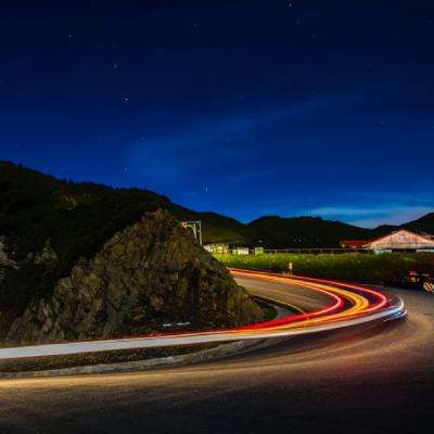 被子蒙住宝宝，宝妈：育儿嫂戴耳机刷手机，十几分钟后才发现，她还不当回事