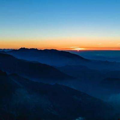 肇庆一小车洪水中熄火,他开着铲车逆流救下一家三口